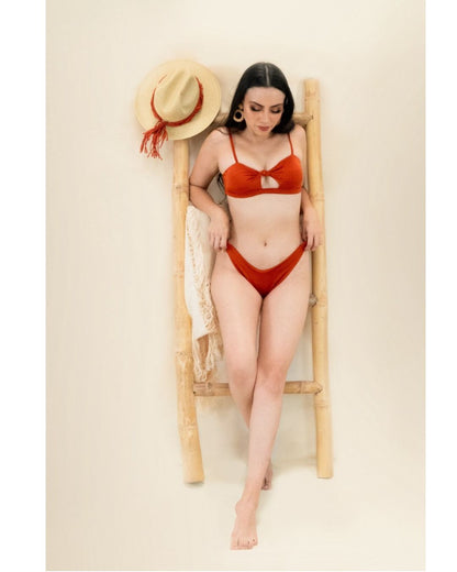 Bikini Pierna Alta & Top Nudo