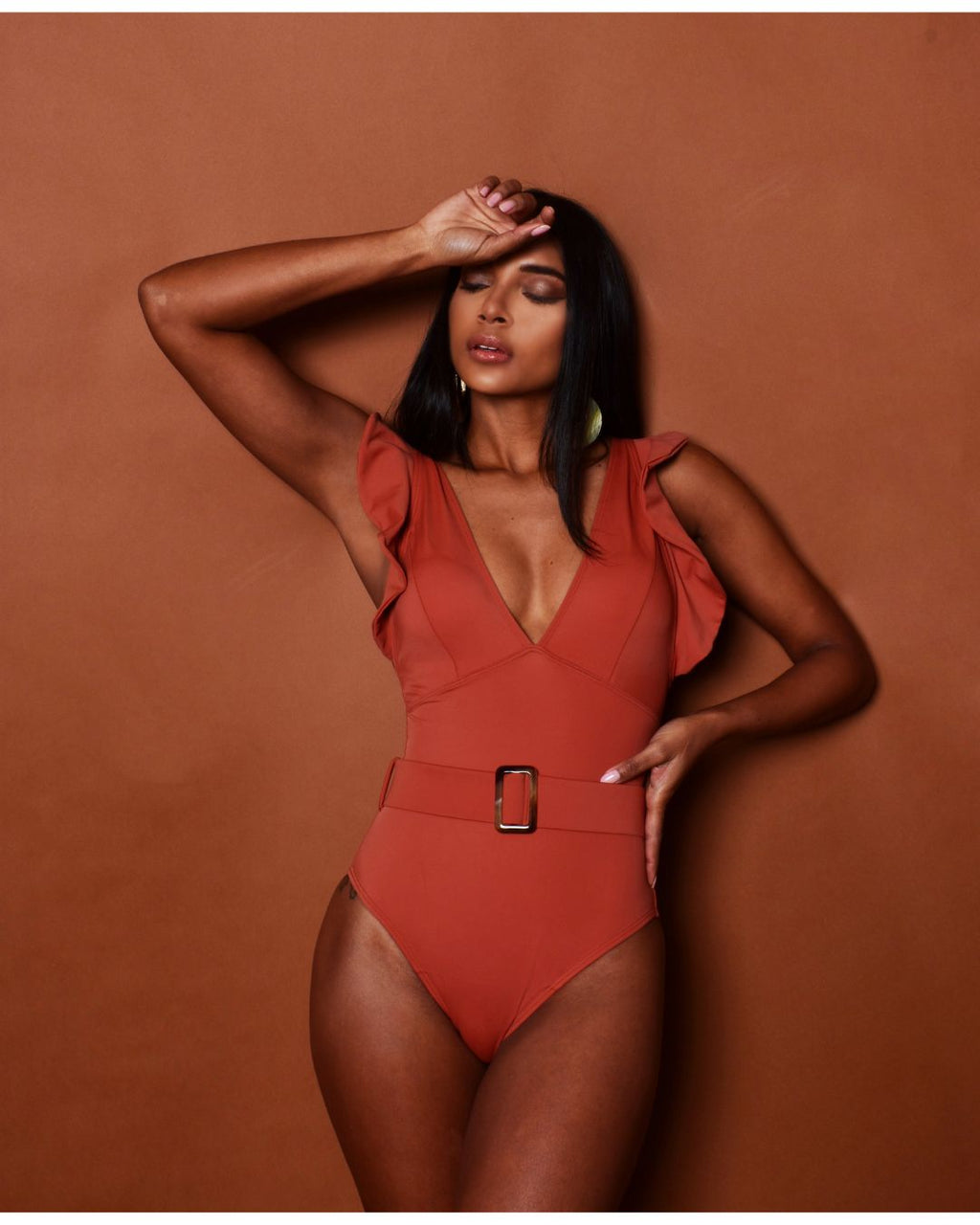 Completo Liso con Escote, Cinturón de Hebilla & Control de Abdomen